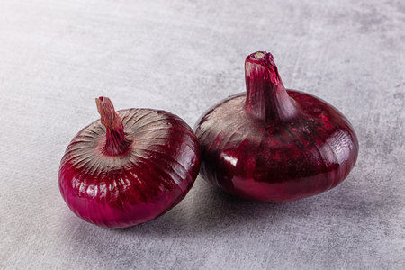Raw ripe purple whole onion for cookingの写真素材