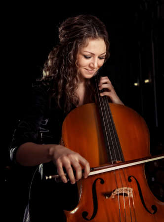 Musician play violin on dark backgroundの写真素材