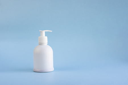 white plastic mockup bottle dispenser on light blue empty background with copy space for text and designの写真素材