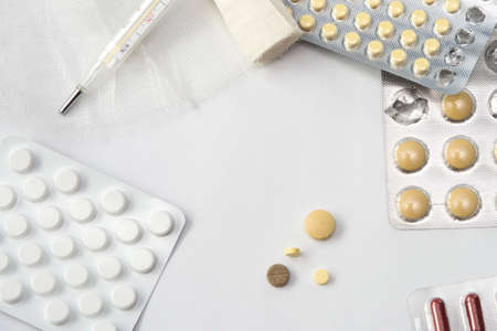 pills and thermometer isolated on white backgroundの写真素材