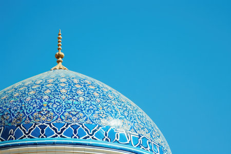 Elegant Mosque Dome Under a Clear Summer Skyの素材
