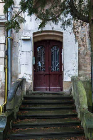 Old door in Parisの写真素材