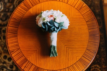 Wedding bouquet of white roses on a wooden table. top viewの写真素材