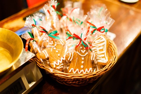 The horizontal close-up view of the Christmas cookies placed in the straw basket in the shopの写真素材