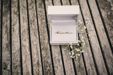 wedding rings in a box on the tableの写真素材