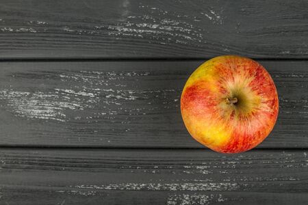 The red apple on the wooden backgroundの写真素材