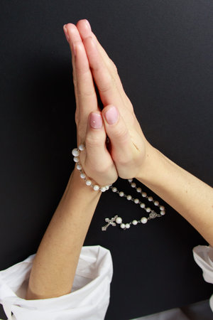 Praying for peace, for health, for the canvases of pondemics, the girl prays to the bug in the Rose...