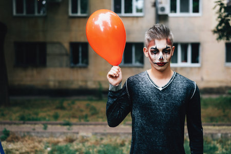 Help in the selection of location ideas for makeup for the model in honor of the holiday of the dead
