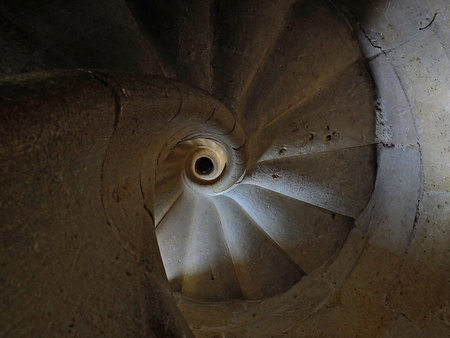 Escalera de caracol en un monasterio español