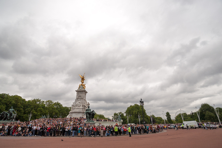 London, England - July 18, 2008   Despite the cloudy weather a many crowds waiting for the Changing of the Guard in Buckingham Palace のeditorial素材