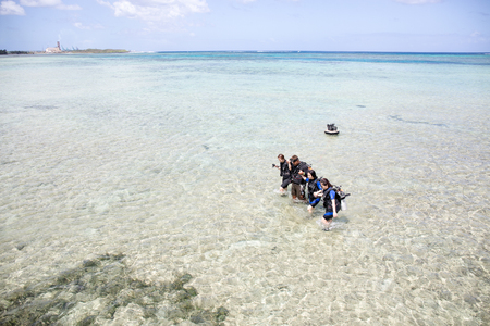 Guam, USA - March 04, 2016 : Tourists are learning to scuba diving in Guam.のeditorial素材