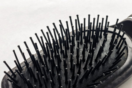 Individual accessory comb for combing hair on the head.