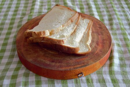 white slices of breadの写真素材