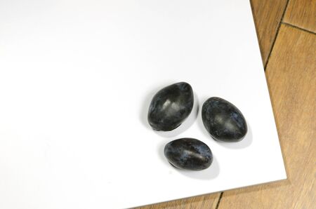 blue tasty plums on a white boardの写真素材