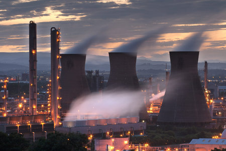 Grangemouth oil refinery cooling towersのeditorial素材