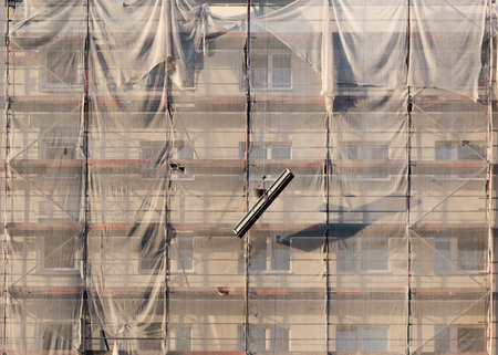 The scaffolding parts are lowered in the morning with the pulley