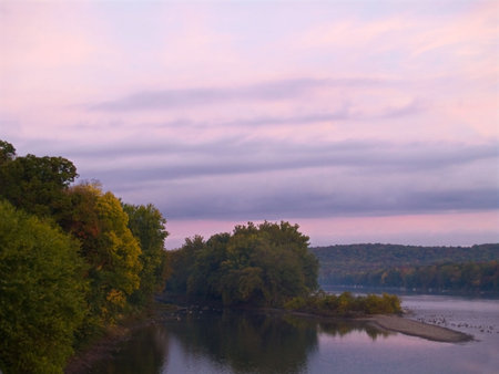 An early morning view of the Delaware River near Washington Crossing State Park in Pennsylvania.の写真素材