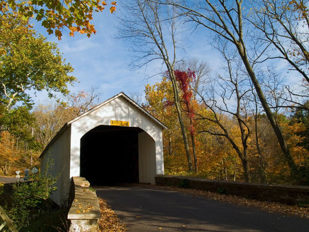 An Autumn view of the historic Loux Covered Bridge in rural Bucks County, Pennsylvania.の写真素材