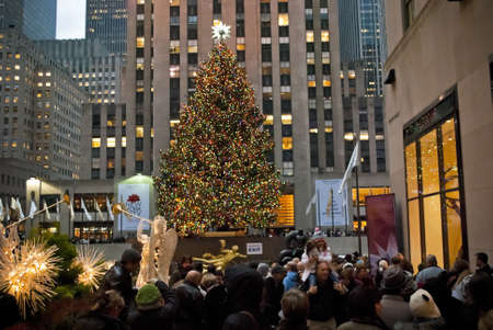 MANHATTAN - DECEMBER 3:  Crowds of tourists and New Yorkers visit the Rockefeller Center Christmas tree on December 3, 2010 in New York City.のeditorial素材