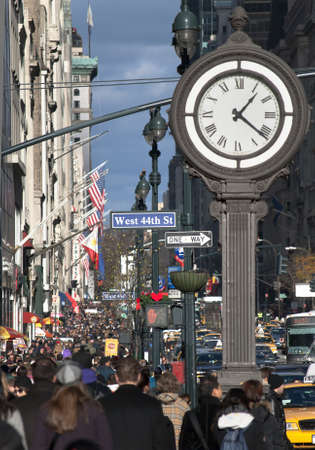 MANHATTAN - DECEMBER 4:  Holiday shoppers and tourists crowd Fifth Ave on December 4, 2010 in New York City.のeditorial素材
