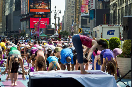 NEW YORK - JUNE 20: A heat wave in Manhattan on the first Day of Summer didn't stop the Yoga exercises in Times Square on June 20, 2012.のeditorial素材
