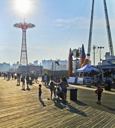 The Coney Island boardwalk on a late hazy Summer afternoon のeditorial素材