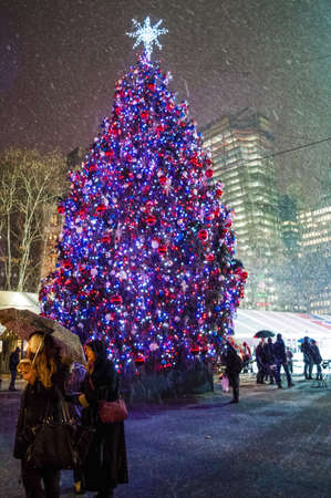 NEW YORK-DECEMBER 10: Snow coming down in Bryant Park around the Christmas tree on December 10, 2014 in Manhattan.のeditorial素材