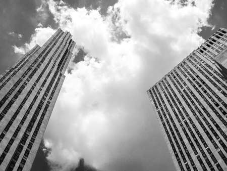 NEW YORK-AUGUST 1: Looking up at the GE Building in Rockefeller Center on August 1 2005 in New York City.のeditorial素材