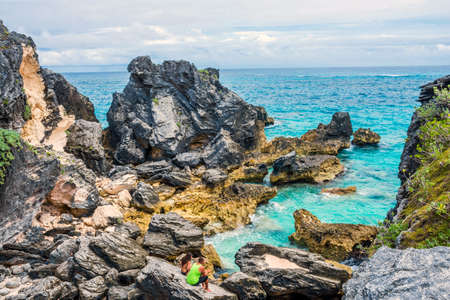 HORSESHOE BAY, BERMUDA - MAY 26 - Rock formations and aqua color water are typical scenes at Horseshoe Bay on May 26 2016 in Bermudaのeditorial素材