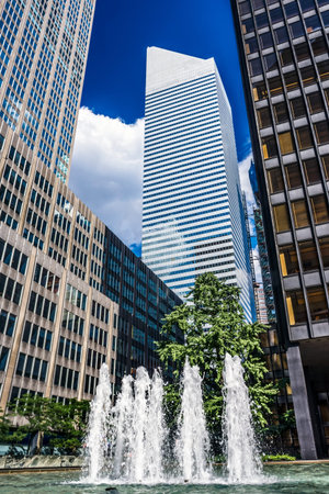 NEW YORK-JULY 24 - A mix of modern and older office buildings with fountain on July 24 2015 near the East side of Manhattan.のeditorial素材