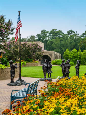 Statues of children respecting the American flag in Brookgreen Gardens in South Carolina.のeditorial素材