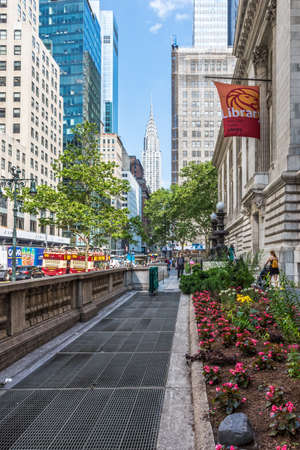 NEW YORK-JUNE 9: Colorful gardens and skyscrapers near the NY City Public Library on June 9, 2015 in midtown Manhattan.のeditorial素材