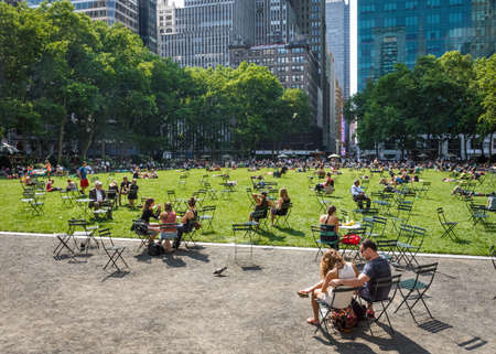 NEW YORK-JUNE 9: People relax on a beautiful late Spring day in Bryant Park on June 9, 2015 in midtown Manhattan.のeditorial素材