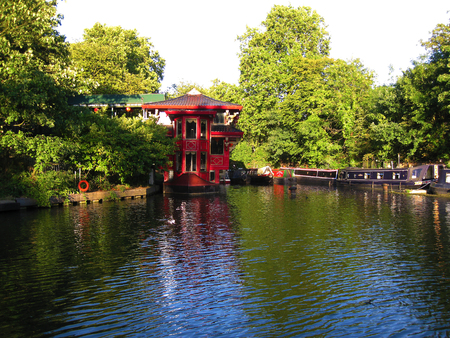 02/08/2008, London, UK - A red floating Chinese restaurant (Feng Shang Princess) hidden by the side of the Regent's Canal in Camdenのeditorial素材