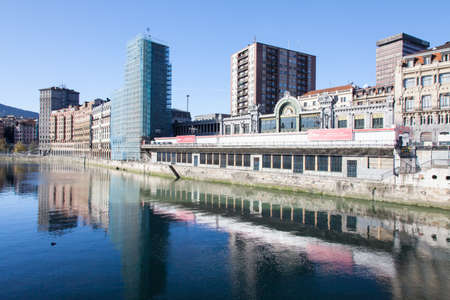 BILBAO-DECEMBER 23: Rivera Nervion River in Bilbao, Spain, on December 23, 2012. It is the main market areaのeditorial素材