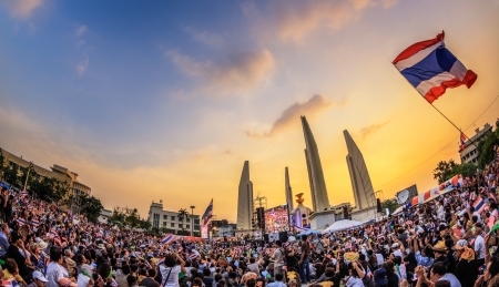 BANGKOK - NOVEMBER 11: 210,000 of Thailand's  protest at Democracy Monument against the government at Ratchadamnoen road on November 11, 2013 in Bangkok, Thailand.のeditorial素材