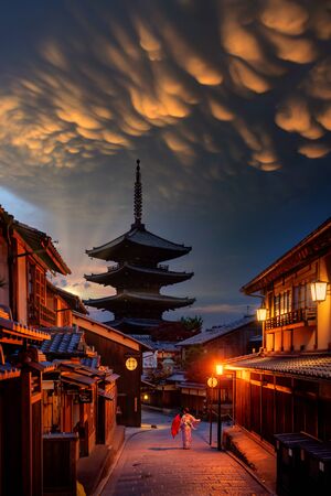 Japanese girl wearing the japanese traditional kimono at Yasaka Pagoda and Sannen Zaka Street in Kyoto, Japanのeditorial素材