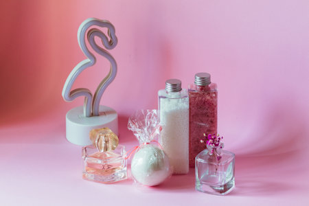 Bathroom accessories next to a small vase and a flamingo lamp on a purple background.の写真素材