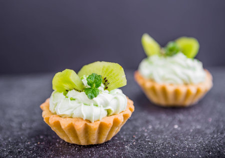 Two small biscuits with kiwin and sweet cream