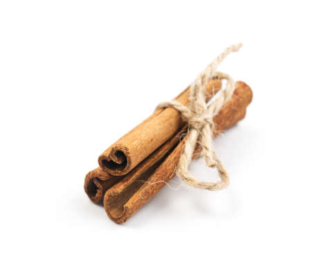 Macro Foto of Dry Cinnamon Sticks Isolated on White Background. Cinamon Bark Closeup. Selective Focusの写真素材