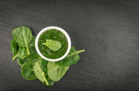 Fresh and Unfrozen Baby Spinach Leaves. Leafy Green Vegetable Top Viewの写真素材