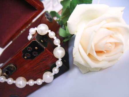 string of pearls in jewelery box and roseの写真素材