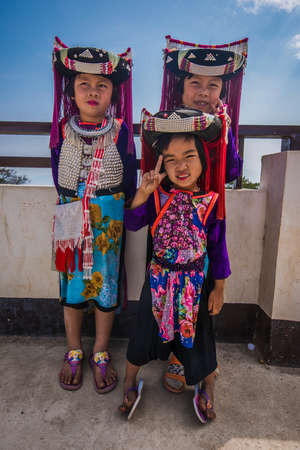MAE HONG SON,THAILAND - FEBRUARY 18 2017: Girls, dressed in Lisu tribe traditional clothes, posing for tourists, in exchange for money.のeditorial素材