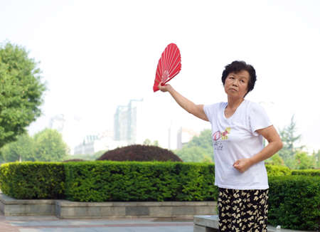 Chengdu, China-August 2013: Fan Dancingのeditorial素材