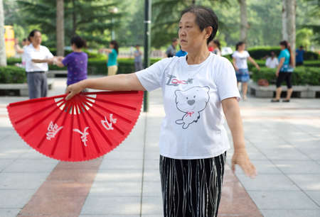 Chengdu, China-August 2013: Fan Dancingのeditorial素材