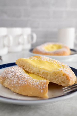 Yeast pastry with pudding filling
