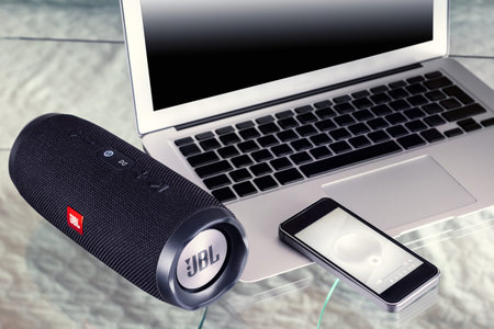 portable speaker JBL produces music from the mobile phone - January 16, 2018