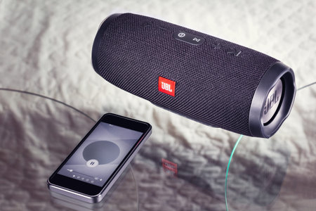 portable speaker JBL produces music from the mobile phone - January 16, 2018