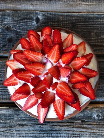 Delicious cake with fresh strawberries and creamの写真素材