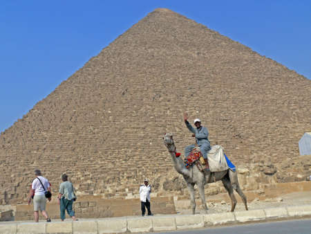 Cairo, Egypt, 26 october 2007 - Egyptians cameleer and policeman near to a pyramid Kheopsのeditorial素材
